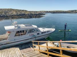 Nice Home In Sauøya With House Sea View, hotel in Dyrvik