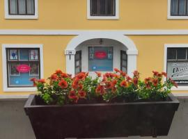 Saunallinen yksiö ydinkeskustassa, iso parveke, hotel in Laitila