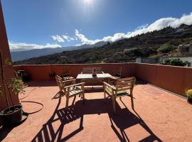 Madre Amada Accommodation Tenerife，位于坎德拉里亚的酒店