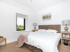 2 Bedroom House - Free Parking