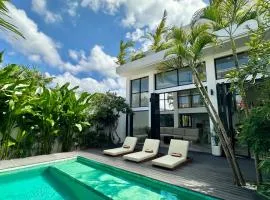 Canggu Villa - 7BR Private Cook, Pool, Rooftop Cinema