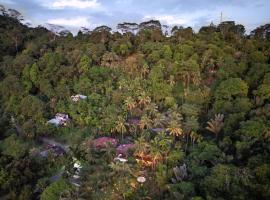 Air Manis Hillside Villa Cafe & Resto, bed and breakfast v destinaci Padang