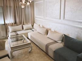 Modern apartment with pool parking, hotel in Ben Slimane