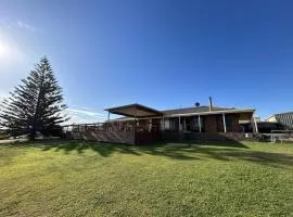 Dukes of Yorkes - Wallaroo Beach Frontage - Entire Home