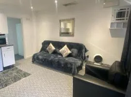 3 Bed Apartment - Sleeps 6 - Free Parking Wifi