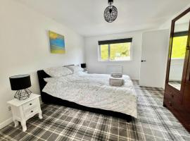 Cosy Country House in Deeside، فندق في Finzean