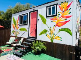 Bird of Paradise Retreat with stunning mountain views, Hotel in El Cajon