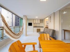 Apto c/ varanda e churrasq. a 290m do mar CAU0199, hotel in Meia Praia