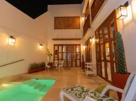 Casa Bali Castillo View Private Pool & Rooftop, Near Historic Center