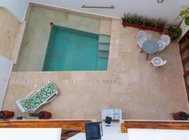 Casa Bali Castillo View Private Pool & Rooftop, Near Historic Center