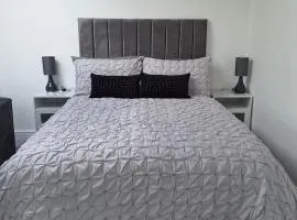 Lodge - Sleeps 2 - Pet friendly - Parking - Patio