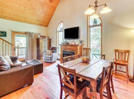 3 Mi to Snowshoe Resort: Cabin w/ Hot Tub, Hotel in Slaty Fork