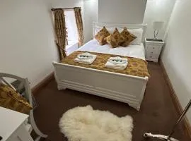 Cottage-Sleeps 6-Pets Ok-Parking-Near Alton Towers