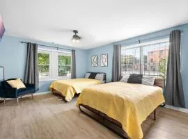 Heart of city studio with 2 queen beds