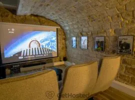 Paris Hideaway, Private Cinema - GetHosted