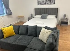 Spacious 5-BD Flat | Sleeps 10 | Parking & WiFi