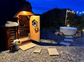 Hobbit Haven Hot Tub and Countryside Bliss, hotel con hidromasaje en Dwyran