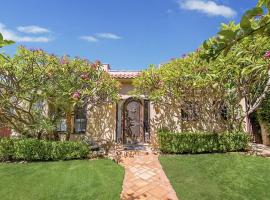 Prime Spanish Villa in West Hollywood, hotel em Los Angeles