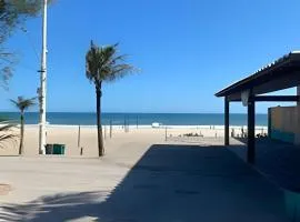 Duplex em Itaúna 4min da Praia que ocorre o WSL, 1min da pista de skate do LS, pracinha com parque infantil, quadra de futebol, tudo isso a 1 min da duplex, perto do comércio, wi-fi super rápido, estacionamento gratuito, monitoramento 24hrs