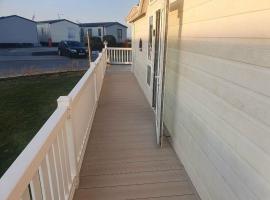 Cayton Bay Caravan Park - Holiday Accommodation 17608, khách sạn ở Cayton