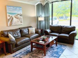 Cozy Retreat King Bed Fast Wi-Fi Beach, hotell i Biloxi