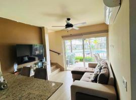 Elegant Poolside Two BR Beach Villa、チャメのホテル