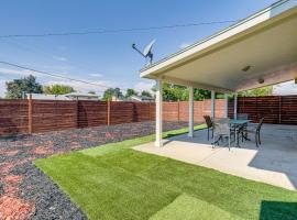 2 Mi to Hospitals Home with Private Yard in Aurora, hotel en Altura