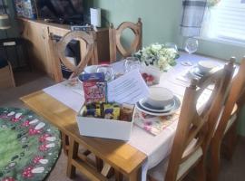 Lyons Winkups Holiday Park Towyn, North Wales static Caravan 3 bedroom sleeps 8 free entertainment，位于Kinmel Bay的豪华帐篷营地