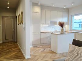 dhouse z widokiem na wodę, hotel i Piła