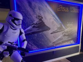 Near Disney, Private South Facing Pool, Star Wars Arcade Theater, 3 King Beds, Hotel in Orlando