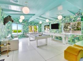 Sirena Key - Luxury Oceanfront Estate, Pool, Guest Cottage, Dock, 30min to Key West, hotel di lusso a Summerland Key