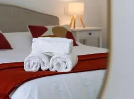 Quarto confortável em casa com Piscina