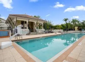 Cozy & Elegant 4BR Enchanted Townhouse - 1 Mile to Disney with Resort Pool, Gym, & Jacuzzi