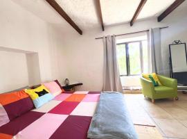 Casa Gatti - Autentica Casa Canaria nel cuore di Lanzarote, ξενώνας σε Tiagua