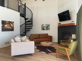 Gorgeous, secluded escape near River with Game room!, Hotel in Llano