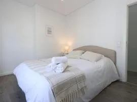 Quarto confortável em casa com Piscina