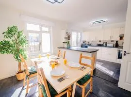 6 Beds House with Free Parking, Garden & Fast WiFi