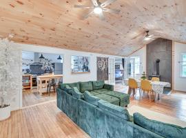 Hike, Leaf Peep and Ski! Family Getaway in Summit, ξενοδοχείο σε Summit