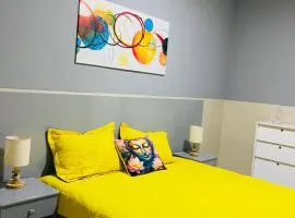 Large 1 bedroom Apt with sofa bed 6 min walk from the beach