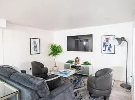 Stylish Downtown Apt - Workspace - Games - Parking
