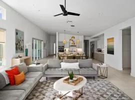 1 mi from Tennis Garden - Corn hole - Pool Access