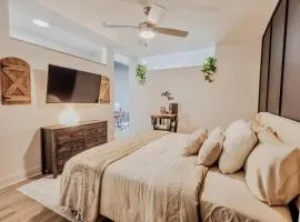 Luxury Skyline Escape, Sauna, King Bed, DT View