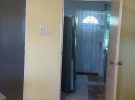 Quiet spot on & off the path, hotel v Negrilu