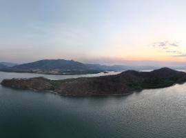 Teak house in a forest above the beach, ξενοδοχείο 