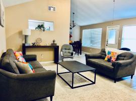 Katy Hideaway - Charming 3 BDR, hotel in Katy