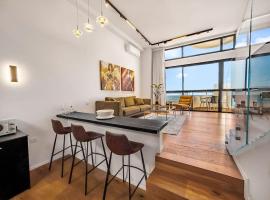 Beachfront Sky Loft, hotel in Herzliya Pituah