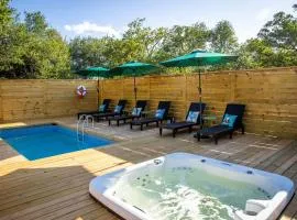 Pool, Hot Tub, Fire Pit, Game Room, Mini Golf