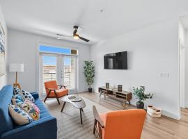 001 Chic 2B Condo, Resort Style Pool & Gym Near Stockyard, 7M to Dickies Stadium, 15M to AT&T stadium, hotel in Fort Worth