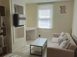 2 Bed Cottage Retreat in central location