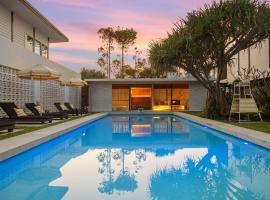 Your Own Luxury Coastal Beachfront Wellness Retreat 14 sleeps, hôtel à Casuarina